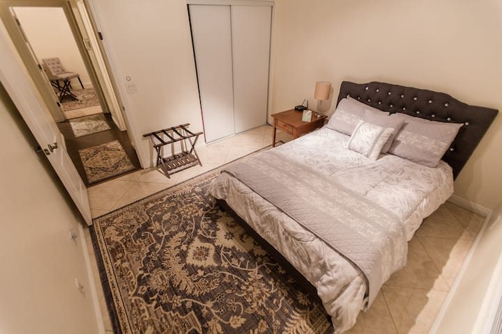 Queensize-Schlafzimmer #1
Kissen mitreißer Bezügen 