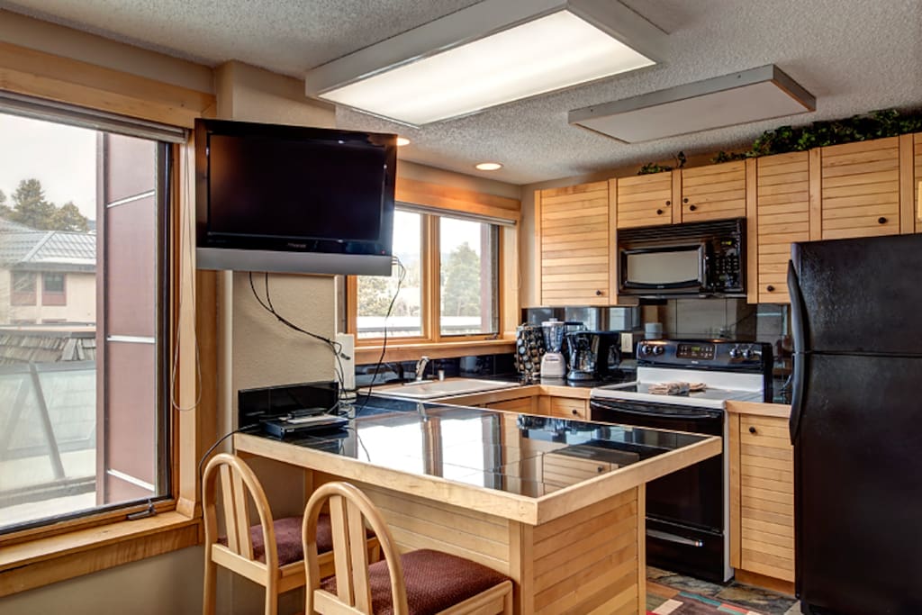 Skier`s Choice Kitchen with HDTV and DVD player