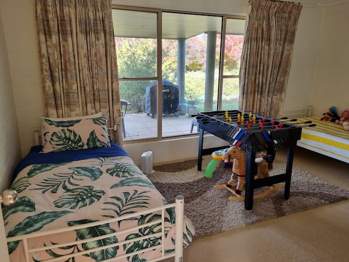 1 single bed in the toyroom with electric blanket. The other single bed is Not available and linen Not provided due to council occupancy licensing limit.