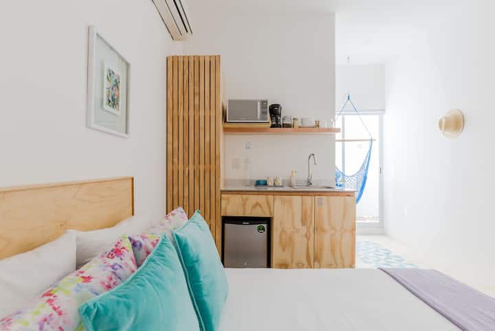 Საწოლი ორადგილიანი. კონდიციონერი. Ჭერის ვენტილატორი. ჰამაკი.