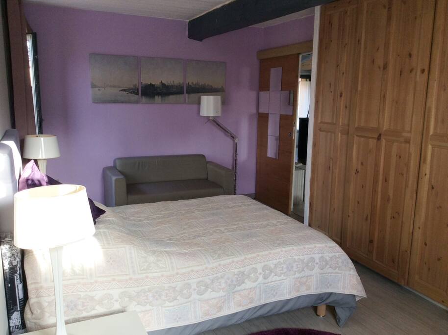 Chambre double avec canapé et dressing