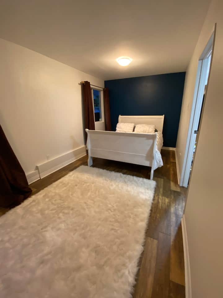 Bedroom with queen size bed 