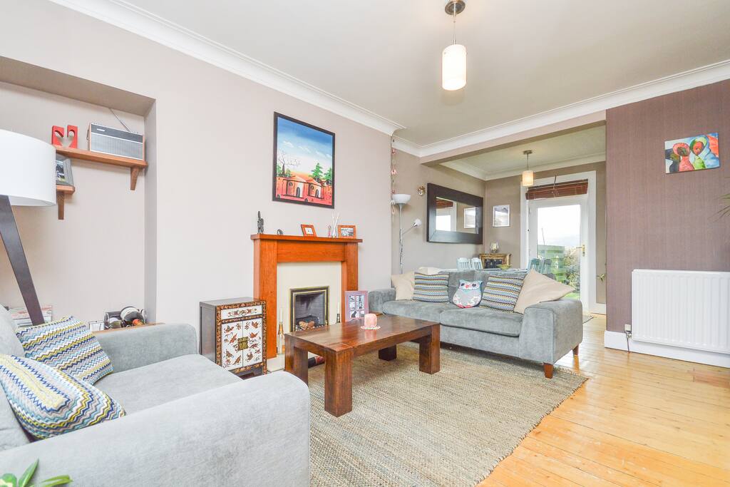 Living room/dining area