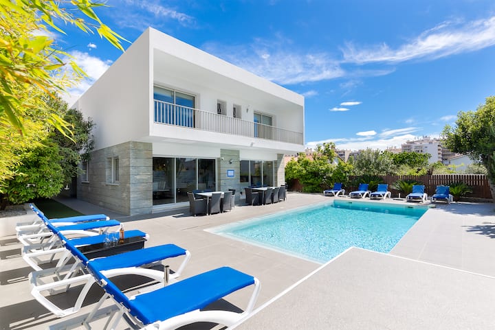 Heated Pool A Walk To Beaches Antibes Center Villas For Rent In Antibes Juan Les Pins Provence Alpes Cote D Azur France