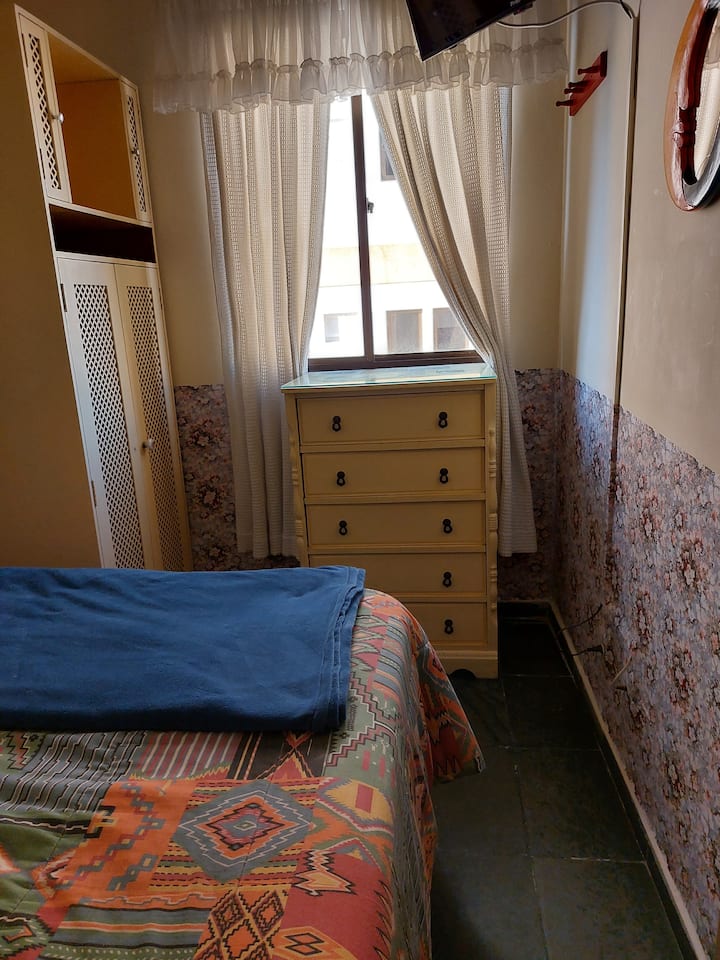 Chumba cha kulala cha tatu. Ina skrini ya kinga,  kabati na kabati la nguo.