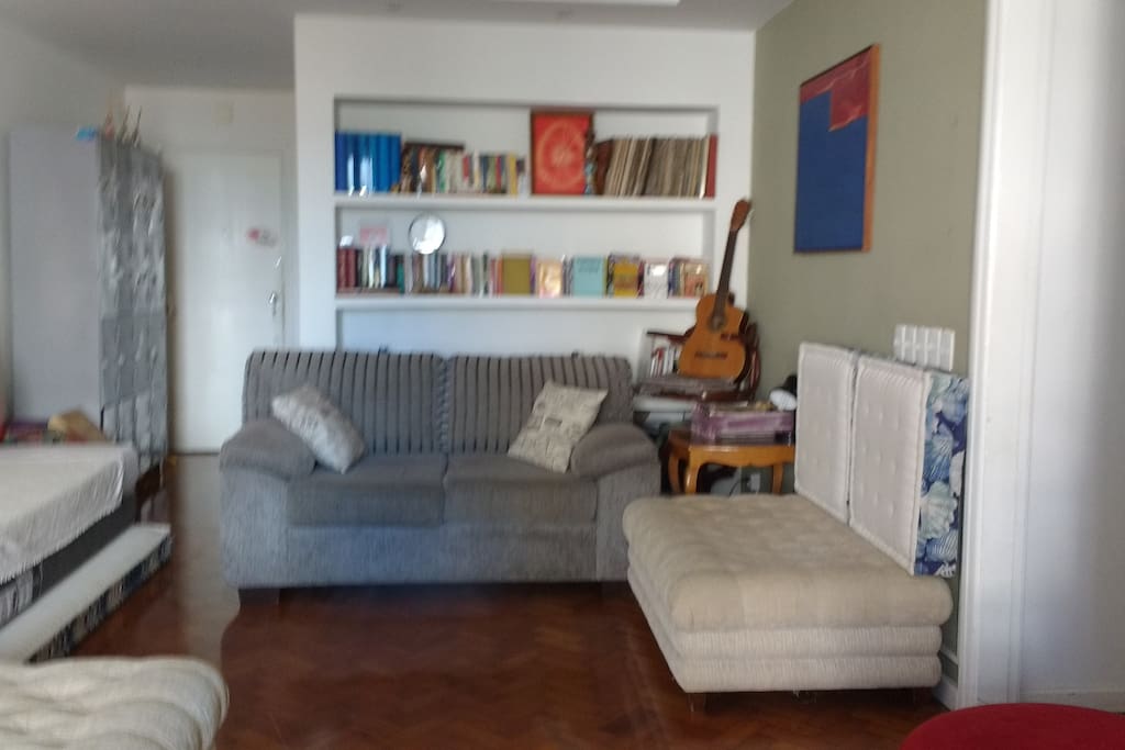 Destaque no canto da Biblioteca ( Atual ) . . . Esse sofá aí tem uma maciez que lembra até o útero materno, ótimo também para deitar, rss !