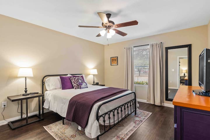 Dormitorio de invitados dos, justo enfrente del dormitorio de invitados uno. Cama tamaño queen y TV inteligente. 