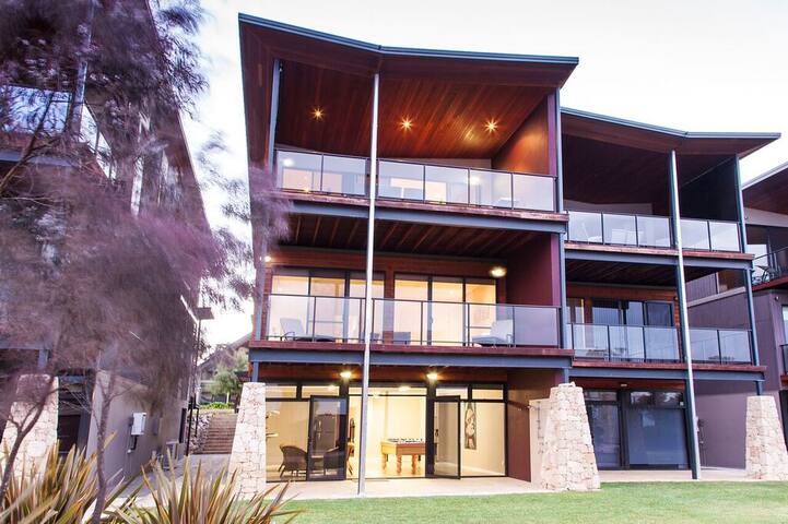 Ocean View Deluxe 4 Bedroom Apartment