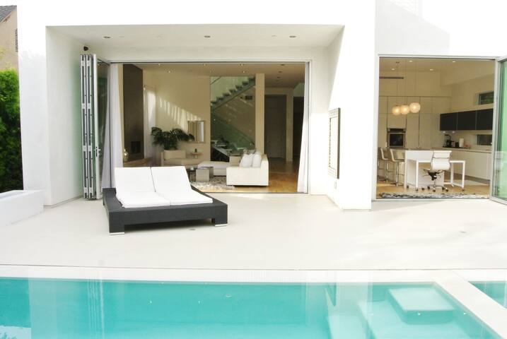 Modern Luxurious & Prime Location gallery image 4