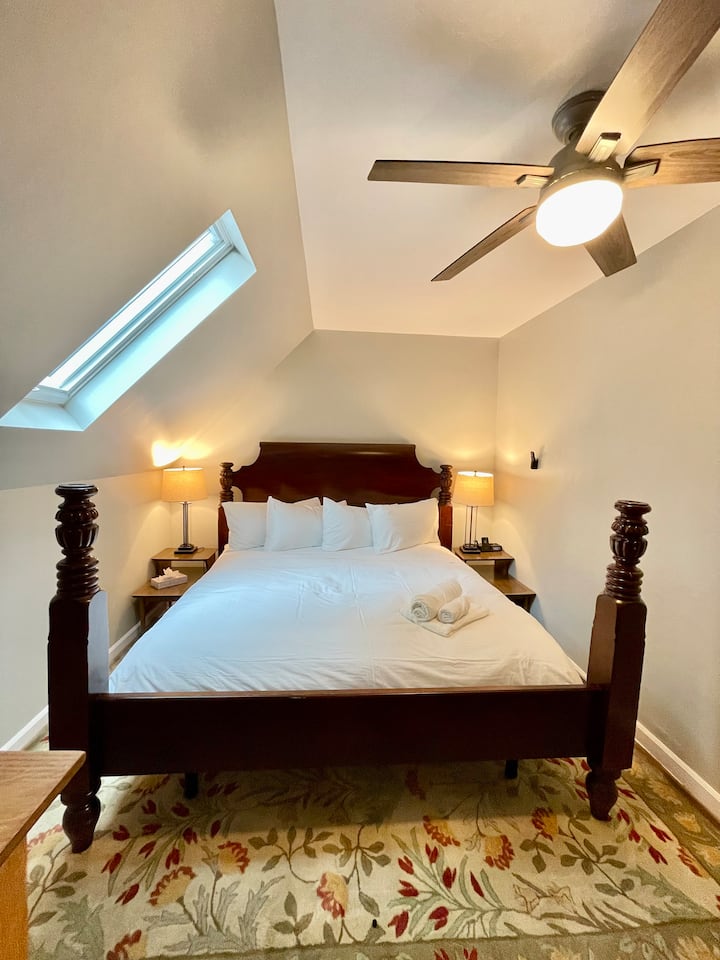 Chumba cha 3 cha kulala (Ghorofa ya Pili). King Bed.  Tafadhali kumbuka hakuna mapazia ya kuweka giza kwenye chumba hiki cha kulala.