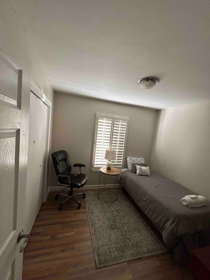 Tercer dormitorio con silla de oficina.