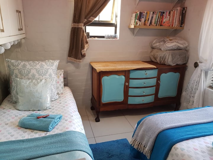 מיטת יחיד בחדר השינה השלישי בתוספת 3/4 מיטות