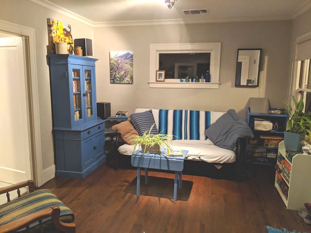 Cute and cozy room in midtown with shady backyard