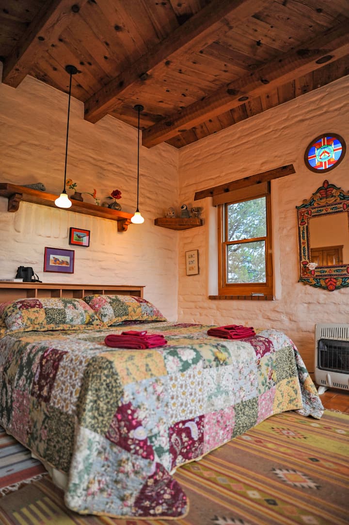 سرير بمقاس كبير بغرفة نوم