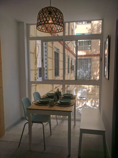 Propiedad de Airbnb exitosa: A bright apartment with 4 double bedrooms and 4 bathrooms en Algirós