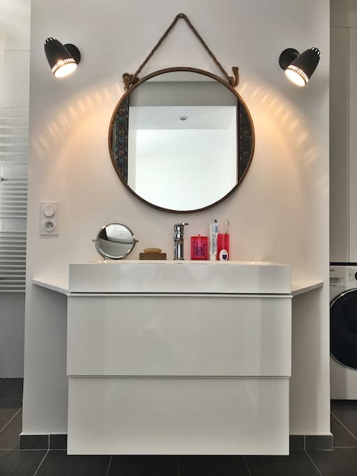 Salle de bain 1 / Bathroom 1
