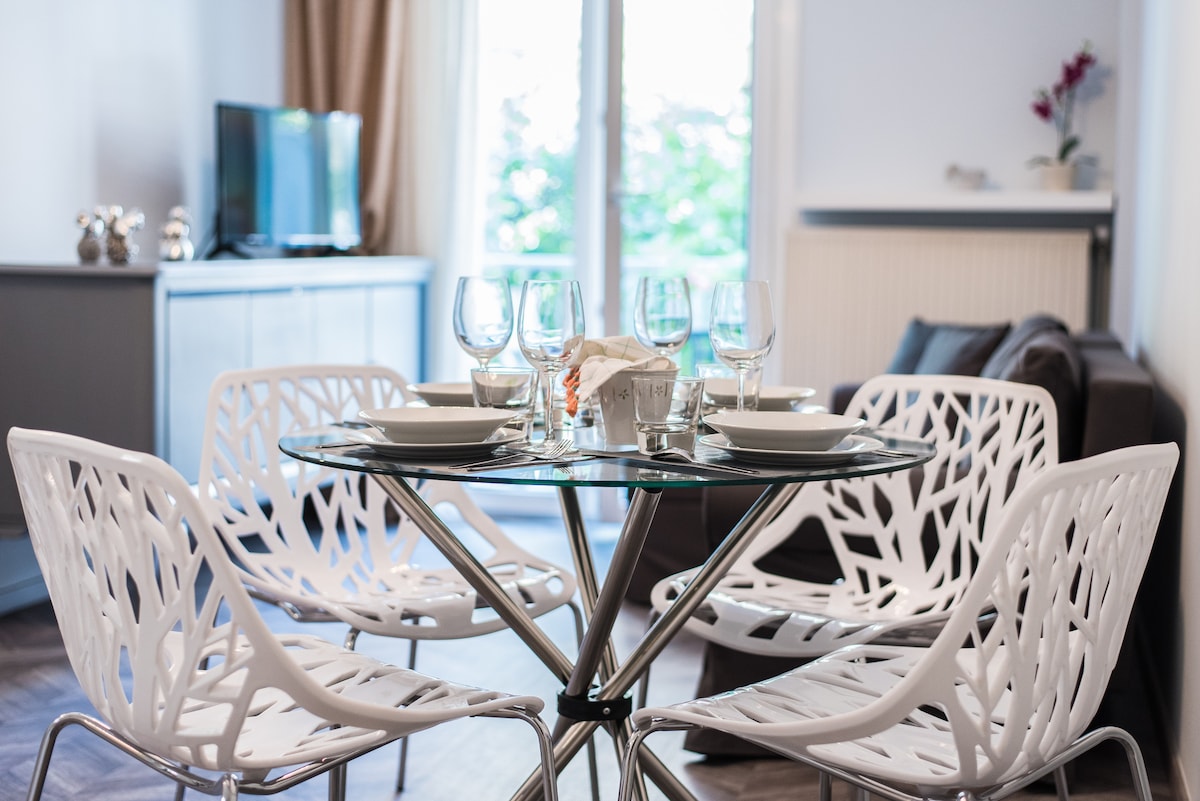 Სასადილო მაგიდა და მისაღები ოთახი