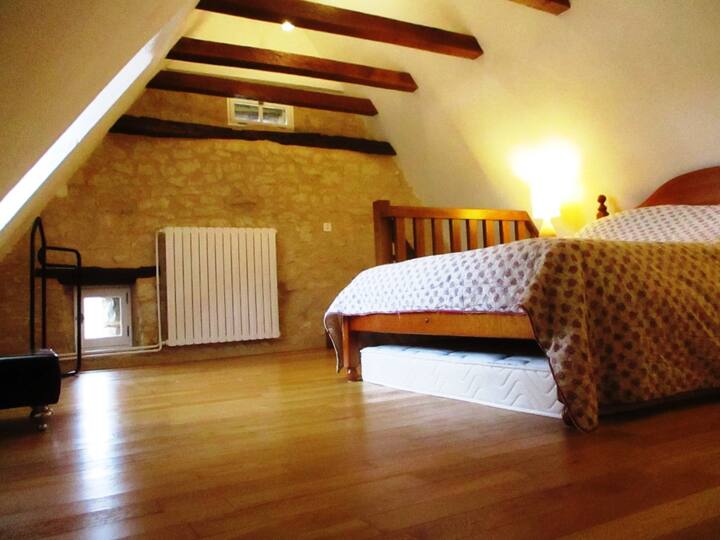 带横梁的阁楼卧室