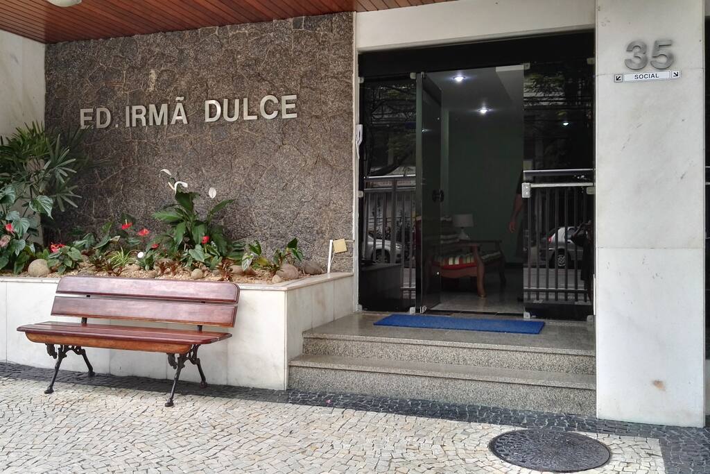 Olha que simpático é o prédio!