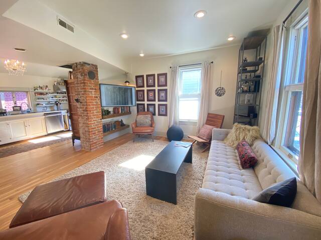 Huge house in the BEST location (99 walk score!) gallery image 4