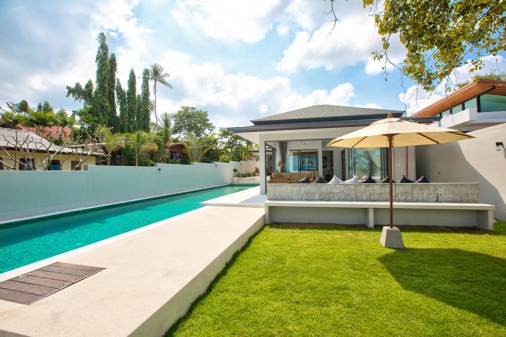 Beachfront front communal pool