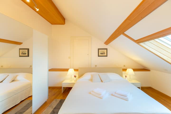 غرفة نوم بسرير مزدوج