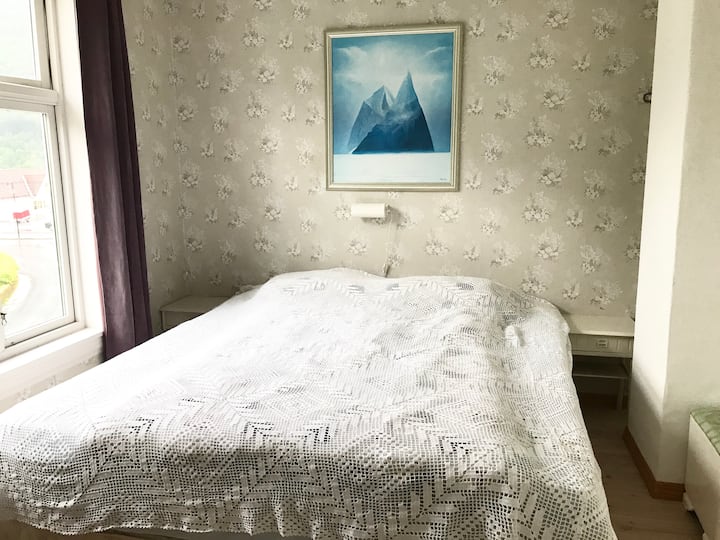 Chambre 2 avec lit double et placard.
