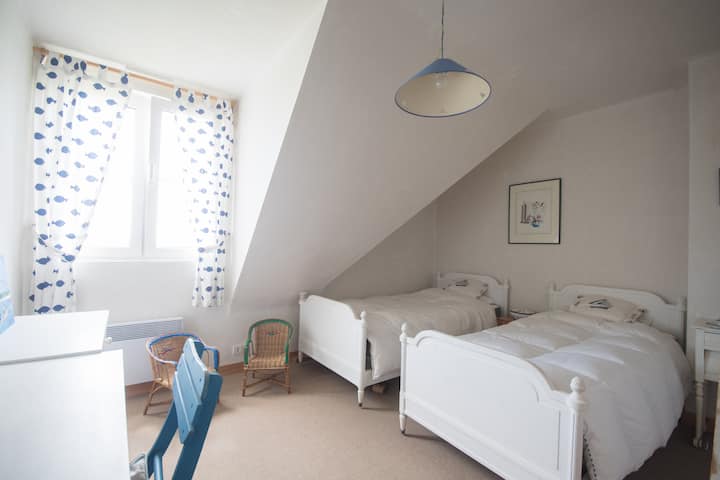 חדר "דגים" עם נוף לים: 2 מיטות יחיד. 