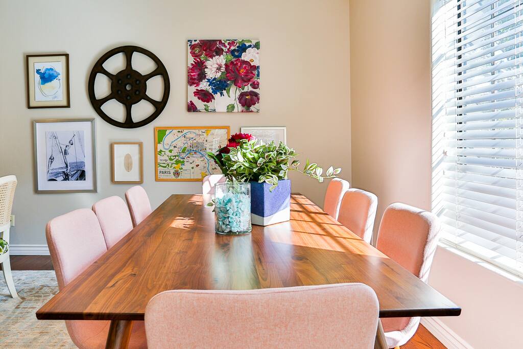 Recently renovated and updated with all brand new furniture, appliances, high-end linen and bedding - the works! Our 4-bedroom, 3 bath house that comfortably sleeps 13 is the perfect luxurious getaway only minutes from all the excitement that Hollywood and Los Angeles have to offer.