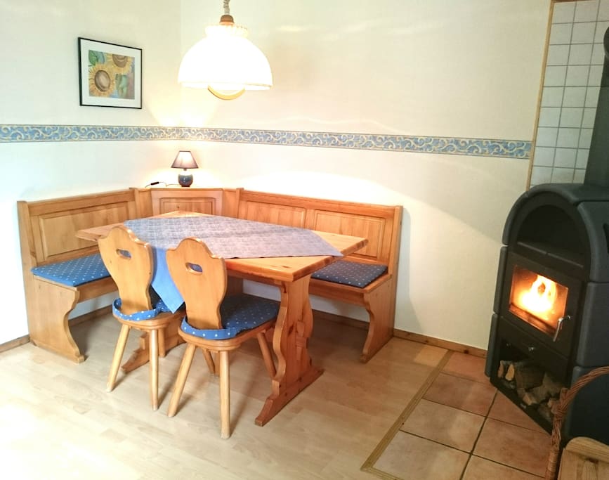 Esszimmer mit Kaminofen - toll im Winter