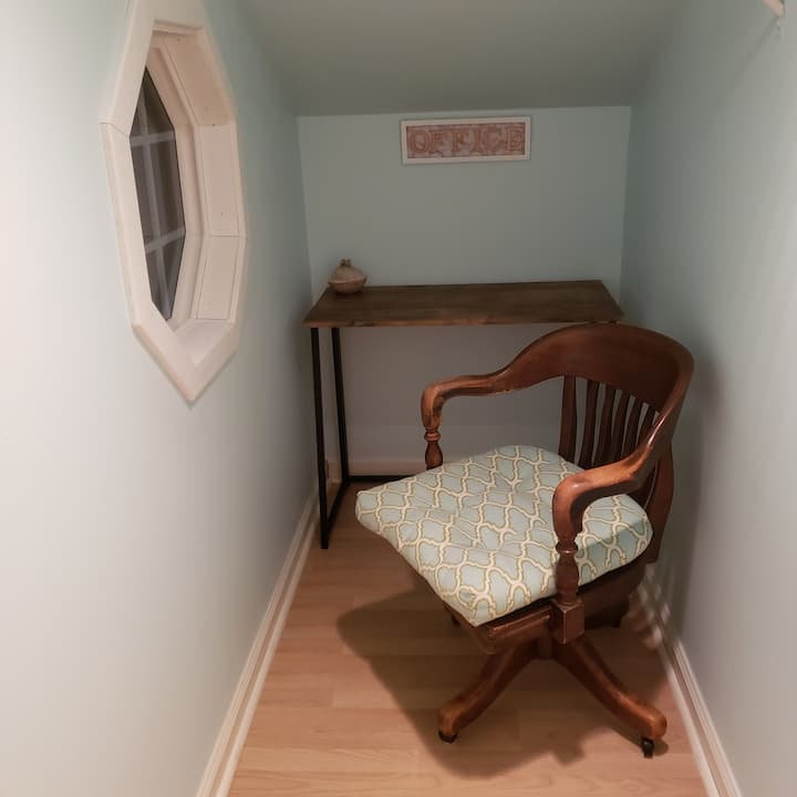 Მშვიდი საოფისე სივრცე მესამე სართულის ფლიგელიდან. 