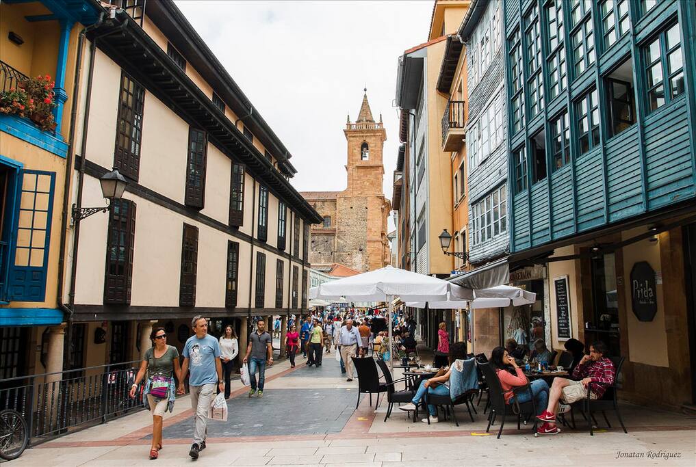 Sus calles peatonales y sus terrazas donde pueden jugar los niños.