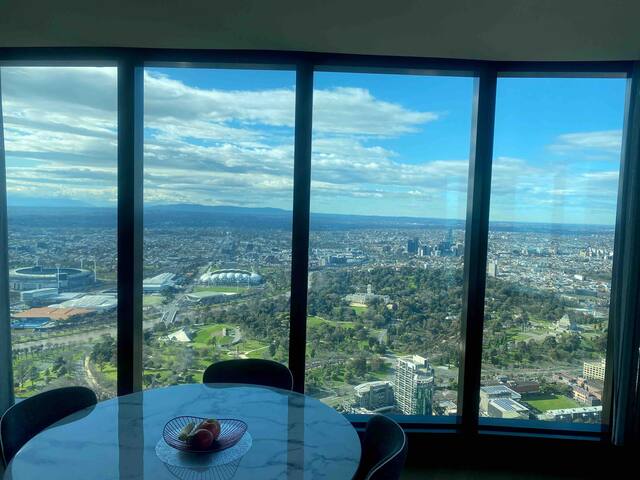 Perfect Southbank location. Sleep above the clouds gallery image 5