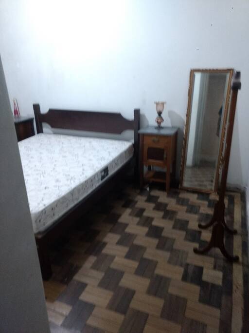 Quarto com cama de casal e guarda roupa