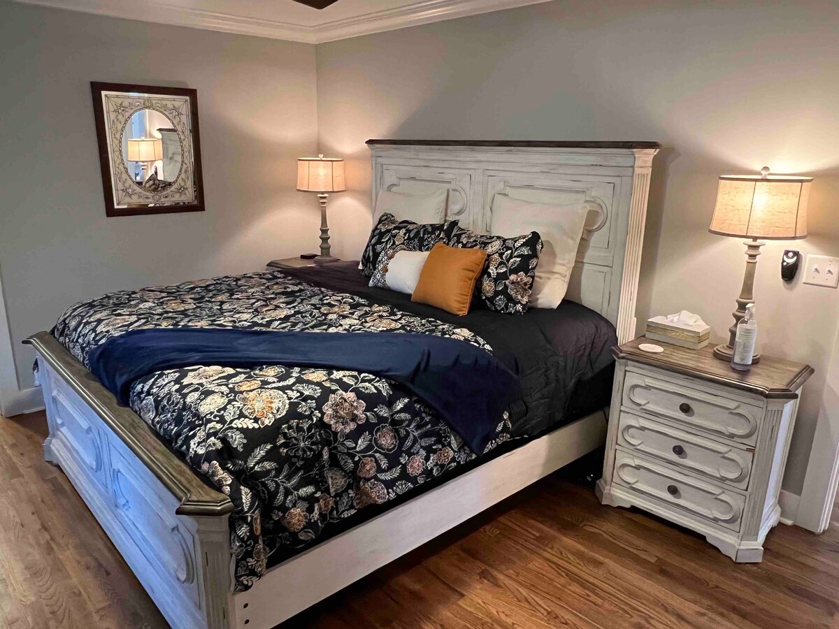 Dormitorio principal con cama tamaño king 