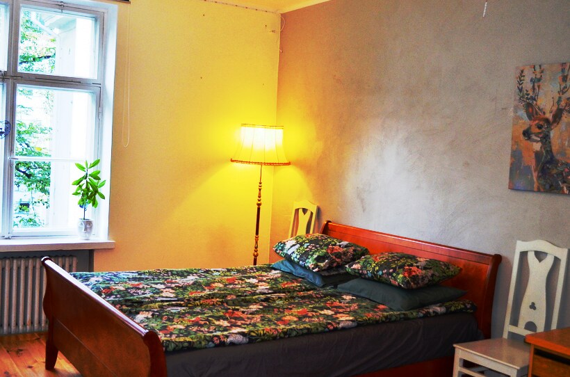 ห้องนอนใหญ่พร้อมเตียงคู่ขนาด 160 × 200 ซม. นอกจากนี้ห้องยังมีพื้นที่ตู้เสื้อผ้ามากมายและพื้นที่ทำงานบนหน้าจอเสริม