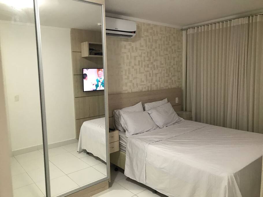 Quarto com cama tamanho Queen, ar condicionado, TV a cabo, sacada e armário