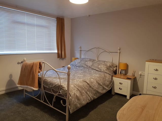 Ludchurch Studio with en-suite and kitchenette