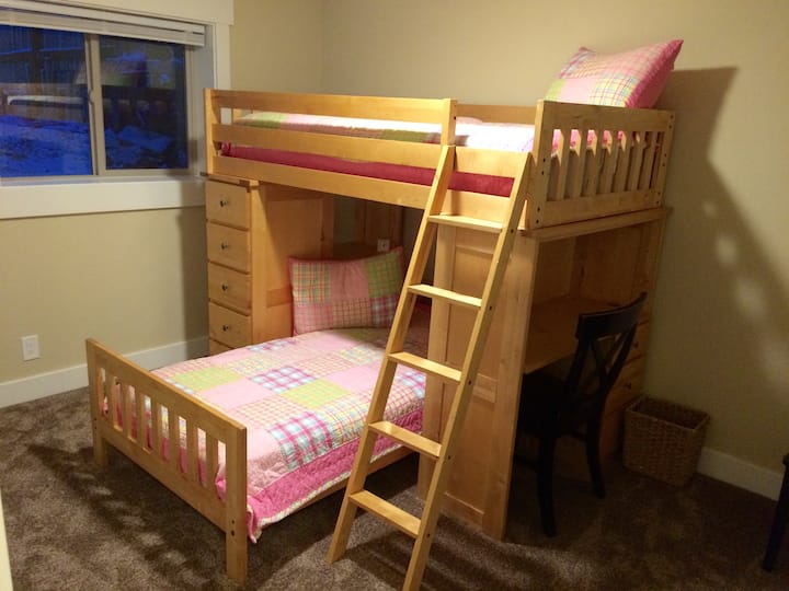 La chambre 6 dispose d'un ensemble de lit superposé amusant (étage inférieur)
