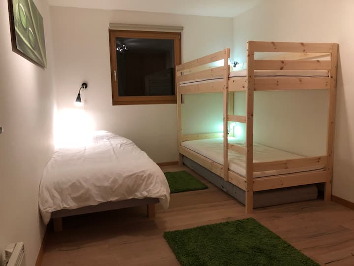 Spavaća soba 1 (od 2) s krevetom na kat + krevetom za jednu osobu, velikodušnim ormarom i pogledom na Verbier (za ukupno 3 osobe).