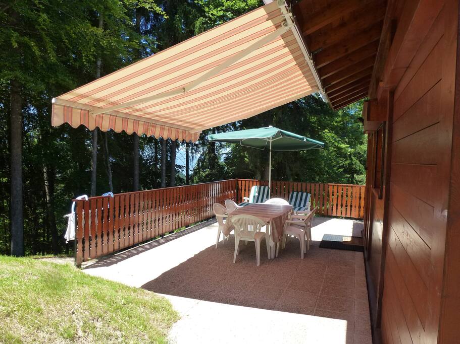 Vue sur terrasse store et parasol