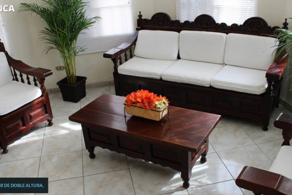 SALA DE ESTAR DE DOBLE ALTURA Y 1/2 BAÑO ADJUNTO