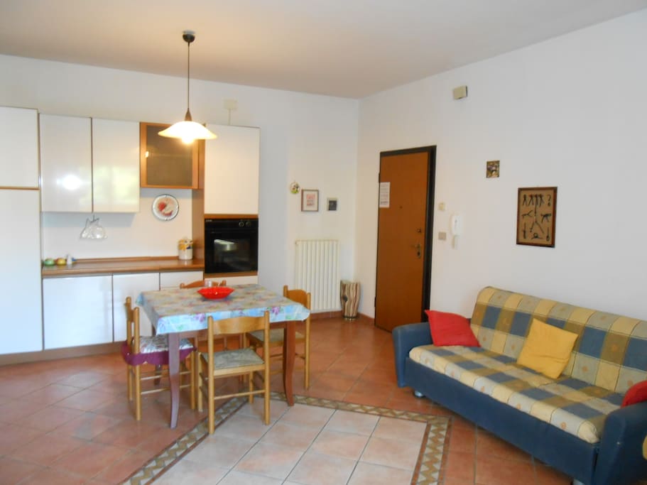 soggiorno pranzo con divano letto