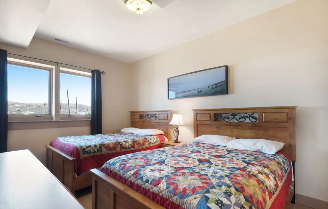 En la planta baja: dormitorio con 2 camas tamaño queen.