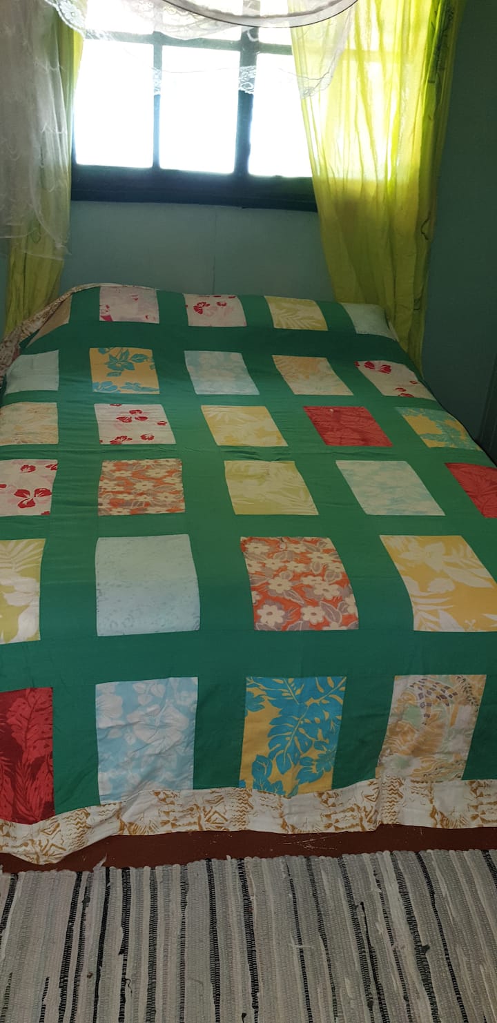 Დედოფლის დიდი საწოლი მიწის სართულზე.