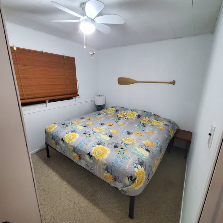 Glavna spavaća soba s bračnim krevetom (širine 180 - 200 cm)  