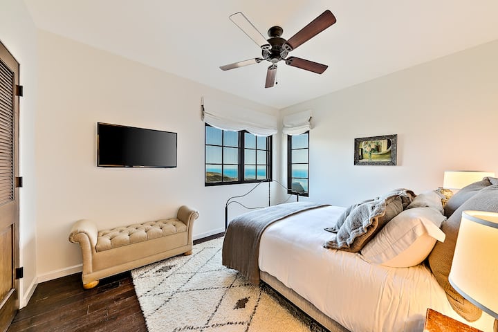 ห้องนอน #2 พร้อมเตียงควีนไซส์และวิวมหาสมุทร