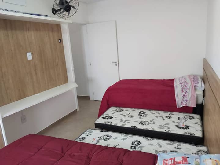 חדר עם שתי מיטות