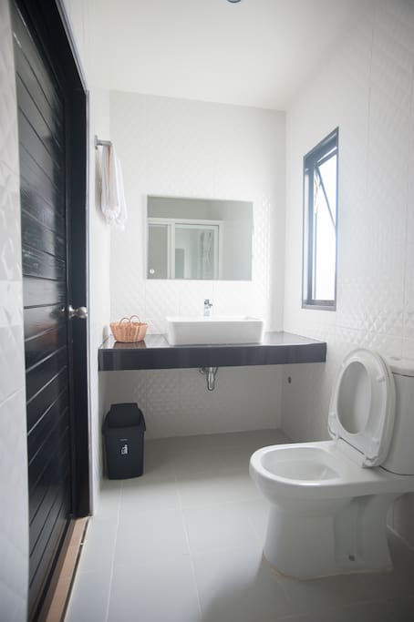 ห้องน้ำส่วนตัว
Private bathroom with separate wet and dry zone (water heater shower)