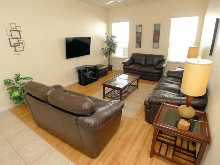 main living room pic 1 with tv.jpg